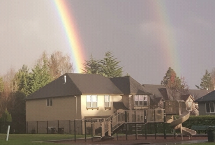 집 뒤의 무지개 