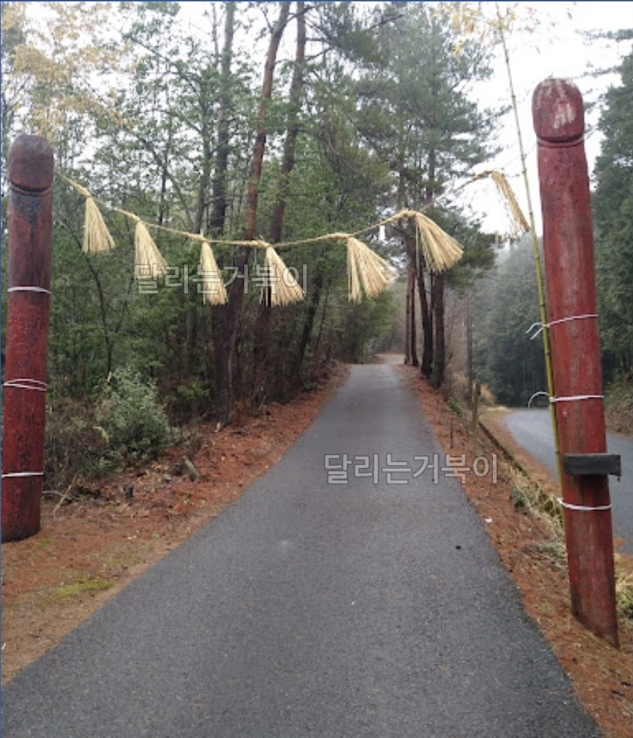 신사 입구 남근상