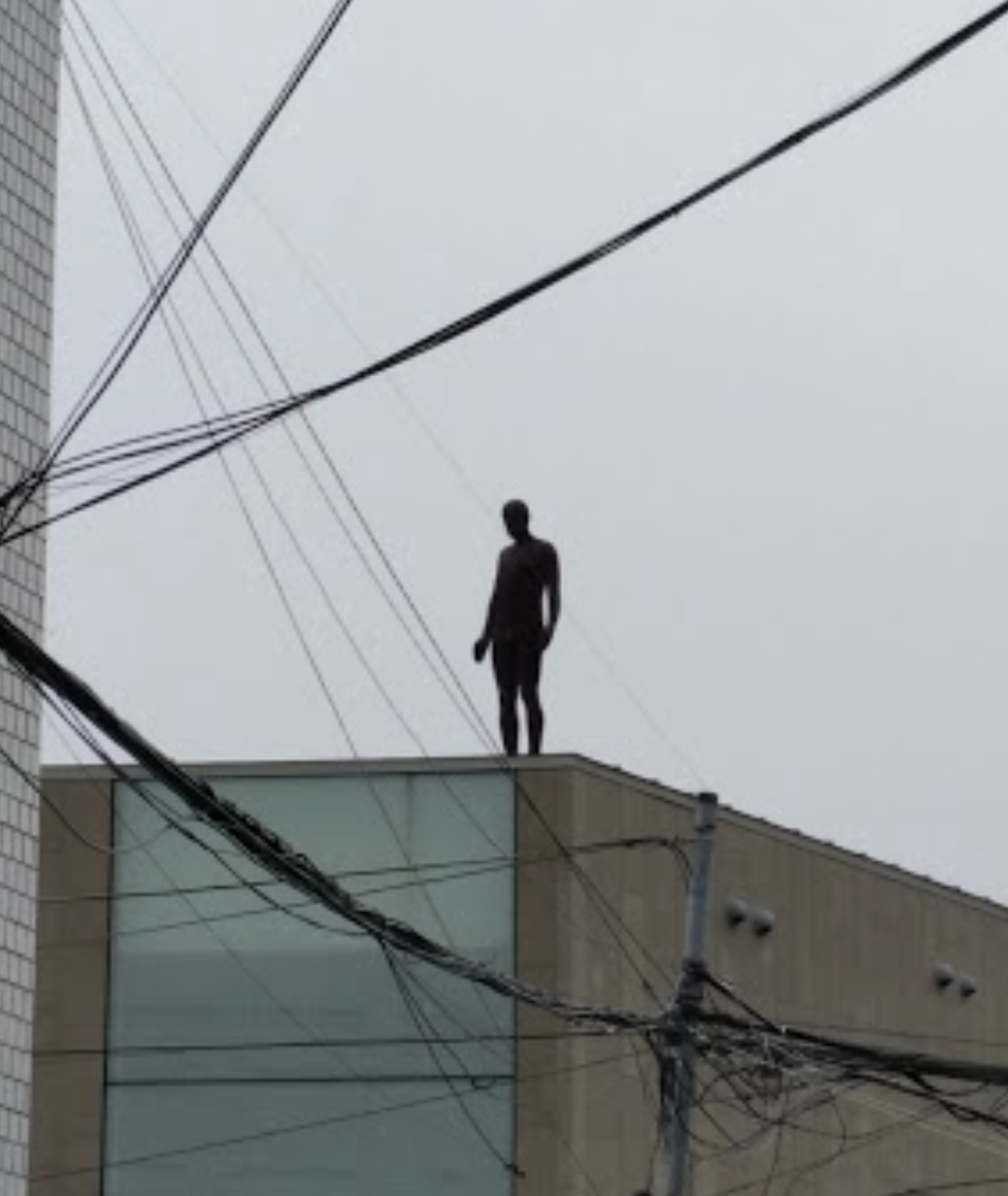 지붕위 나체 남자