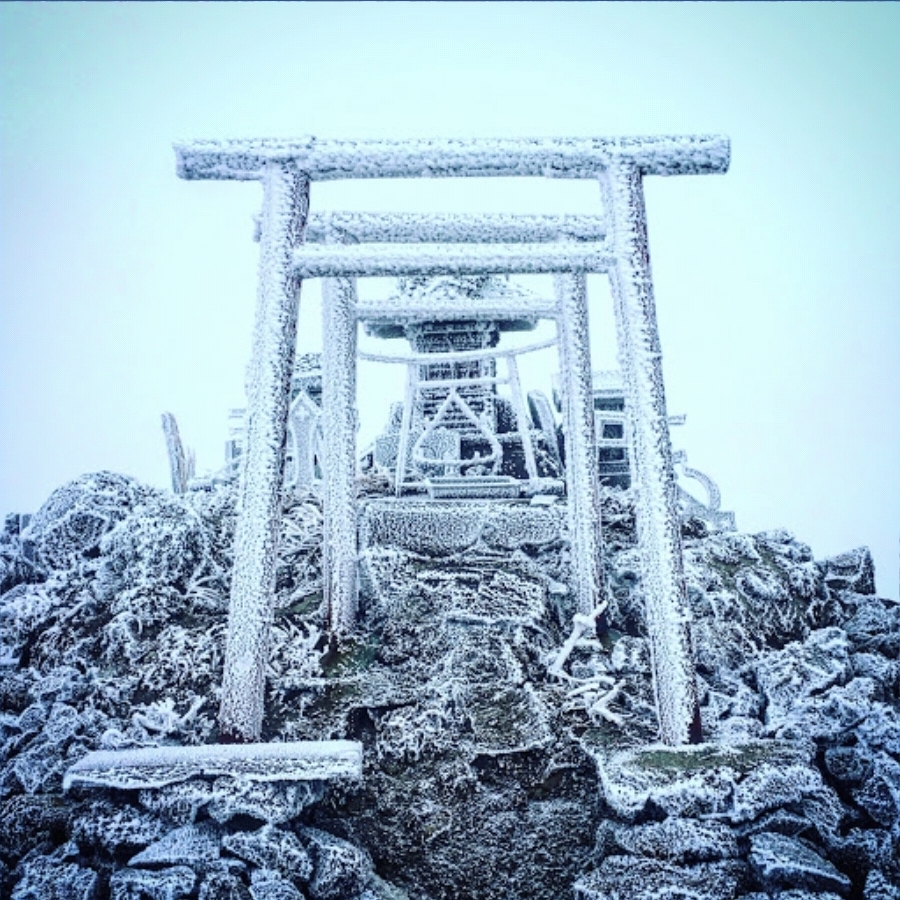 눈 덮인 산
