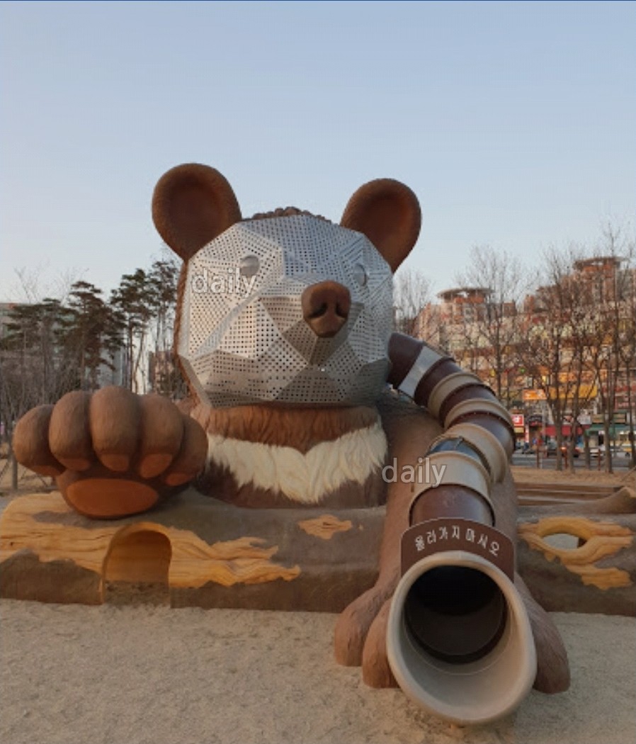 반달가슴곰 미끄럼틀